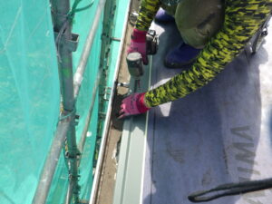 水切りゼロスターターの取り付けを行っている様子になります。