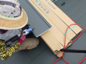 昨日に引き続き、ルーフ張りから進めて行きます。 電動はさみで施工面に合うように、ルーフをカットしている様子になります。