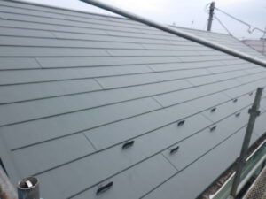 屋根の作業は、以上で完工となります。