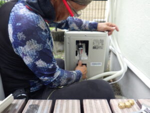 室外機の配線も室内機同様に、端子を確認しながら接続していきました。