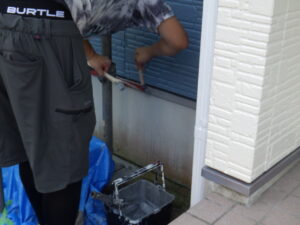 水切りの中塗り塗装を進めている様子になります。