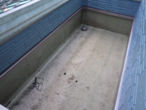 玄関屋根の床の防水塗装を行っていきます。