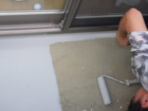 防水塗装を行っている様子になります。