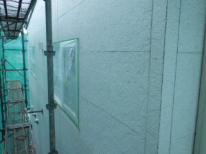 サッシ廻りの養生完了になります。