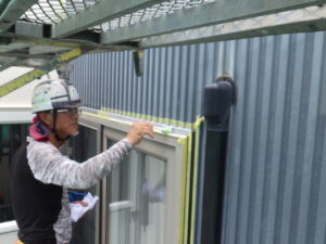 ヘラでコーキングを綺麗に仕上げていきます。
