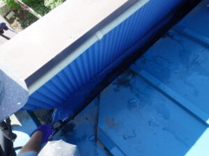水漏れを確認するため、一度水を排水溝へ流して、掃除・漏れ箇所の確認を行っています。