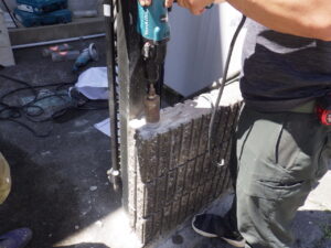 柱が立つ部分にホールソーで穴開けを行っていきます。