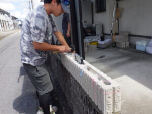 ブロック設置工事に移ります。 水糸で設置位置を確認し、水平器を使ってゴムハンマーで水平を確認して微調整していきます。