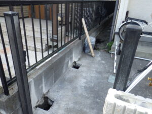 東側のフェンス施工前になります。
