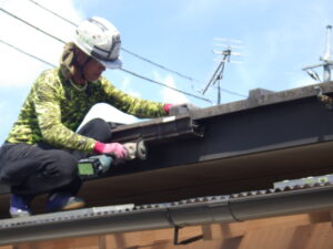 早速、既存の軒樋の解体を進めて行きます。