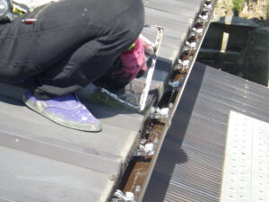 最後に軒樋の中心から水を流し、正常に集水器に向かって流れているか、水漏れがしていないかなどの確認を行っていきます。
