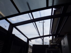 前枠・後枠・母屋の取り付け完了になります。