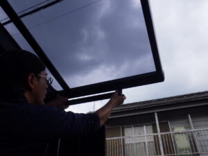 竪樋の取り付けを行っている様子になります。