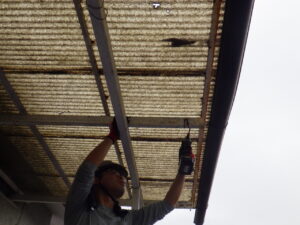 雨樋の撤去作業から進めて行きます。