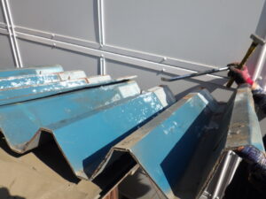 ガルバ屋根部分から解体作業を進めて行きます。