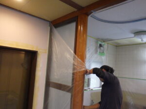 塗装作業を行うため塗料が付着しないよう、養生を行っていきます。