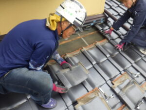 平瓦の撤去作業から行っていきます。