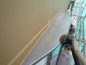 水を吹きかけてどこから雨漏りしているかの確認をしていきます。