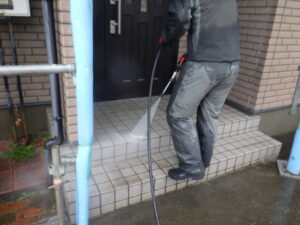 外壁以外にも玄関の土間部分や屋根の部分も洗浄をかけていきました。 