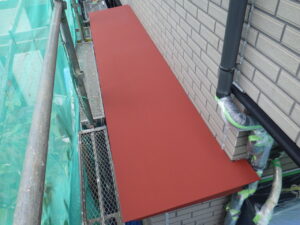 庇・土台水切りの錆止め塗装が完了になります。