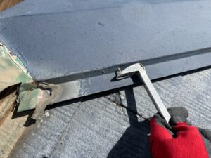 既存の棟板金の解体を行っている様子になります。