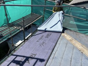 掃除を行い、ルーフィング貼りを進めて行きます。