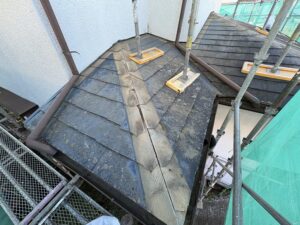 下屋根部分も同様に棟板金・下地の解体を進めて行きました。