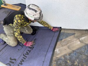 下屋根のルーフィング貼りを行っている様子になります。