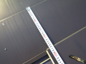 働き幅を測り、規定の寸法になるよう微調整を行いながら、ルーフの固定をしていきました。