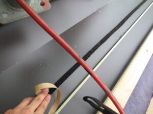 棟板金の部分にケミカル面戸を貼り付けている様子になります。