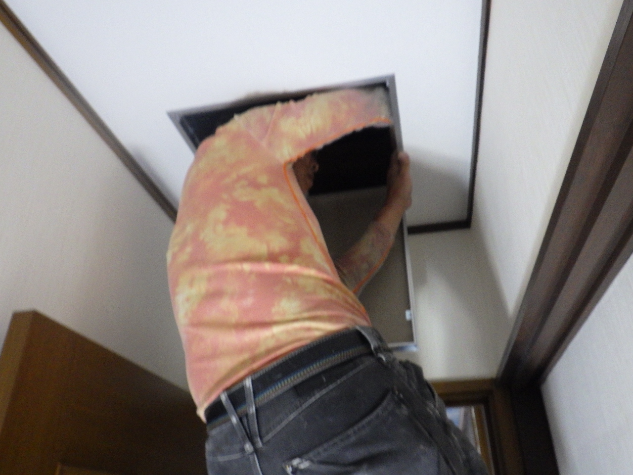点検口を取り付けている様子になります。