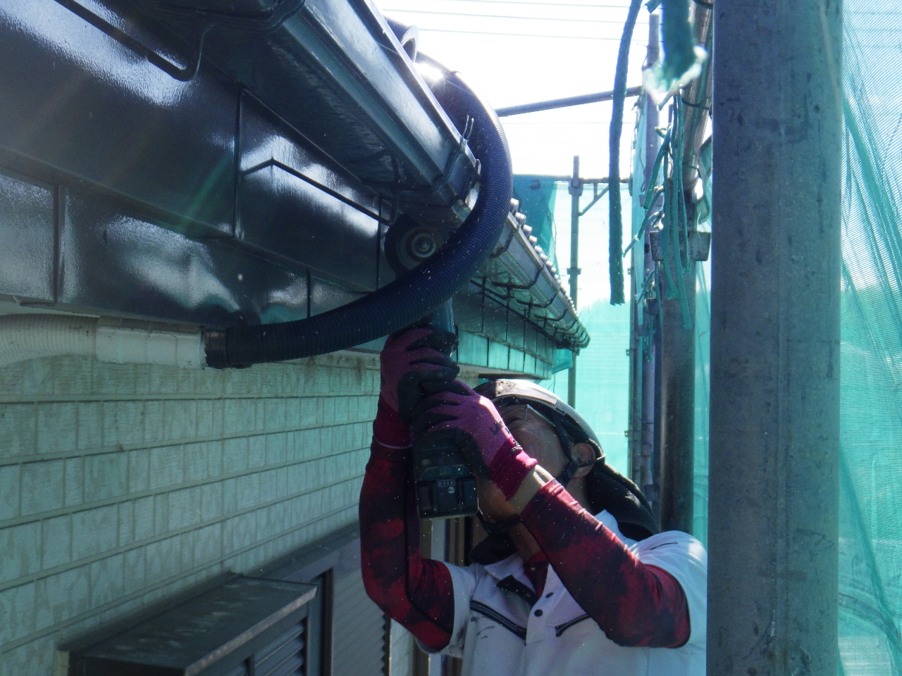既存の軒樋撤去を進めて行きます。 長いため、サンダーでカットしていきながら、撤去を行いました。