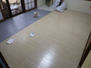 最後に、既存の畳の上に施工されているフローリング材を撤去していきます。