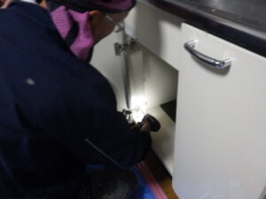 既存のキッチンの解体を進めて行きます。