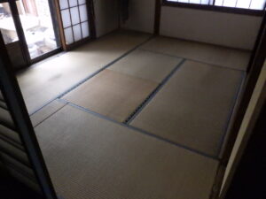 フローリング材撤去後は、畳の掃除を行って、本日の作業は、以上で終了になります。