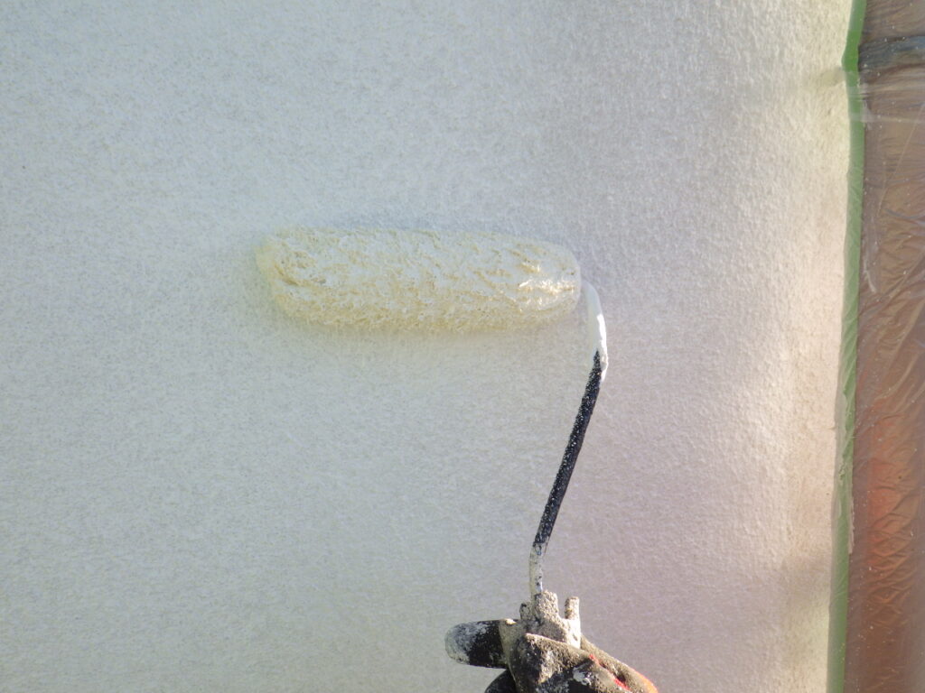 外壁下塗り塗装の作業に移ります。 