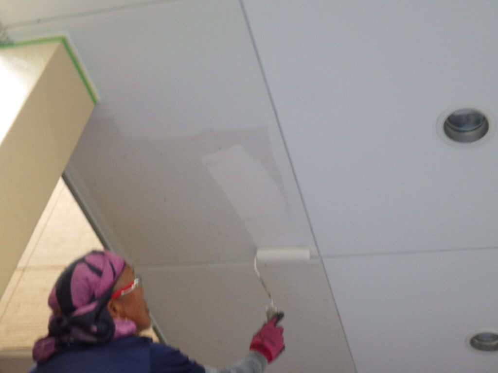 軒天塗装【１回目】を行っている様子になります。