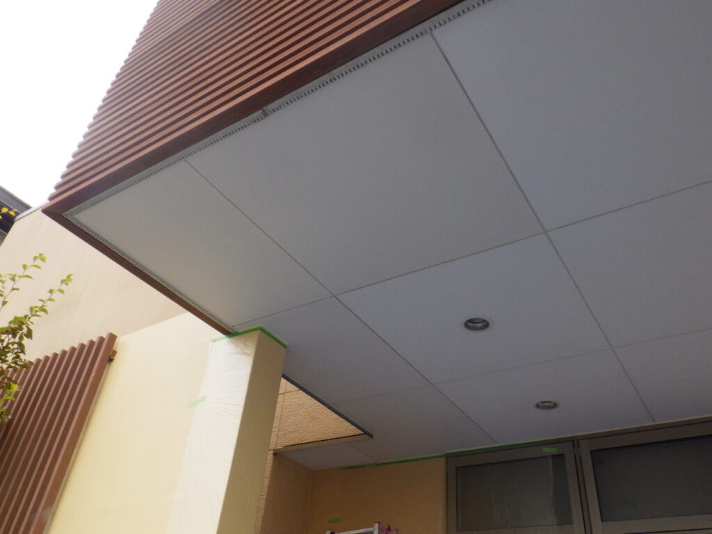 軒天塗装【１回目】完了になります。